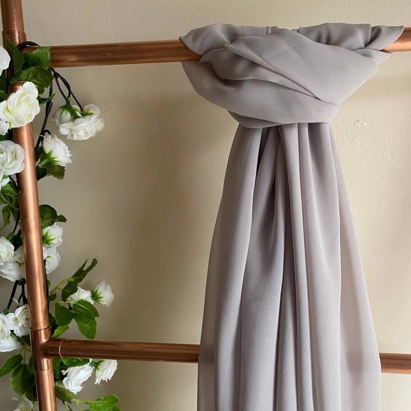Silber Chiffon Schal Hochzeit Vertuschen, Handgemachte Pashmina von OliveLaneWeddings