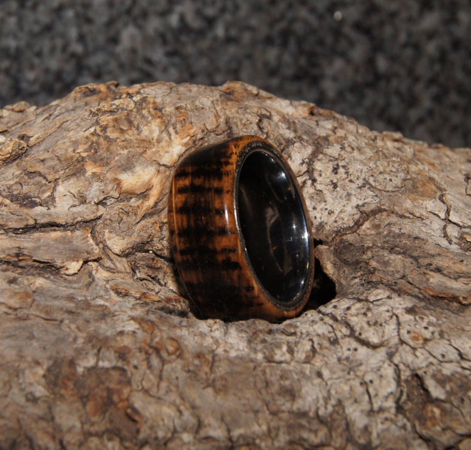 Eichenholz & Wolframring - Gebrannt Größe 10, 5 Eichenholz & Wolframring - Gebrannt Größe 10, 5 von OliveWoodJewellery