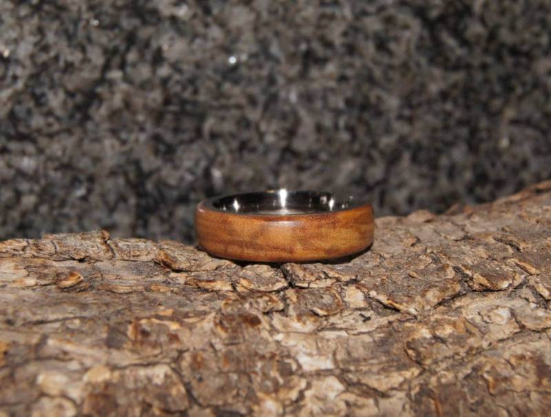 Holzring Größe 21, 5 - Olivenholz Und Edelstahlring Holzring Größe 21, 5 - Olivenholz Und Edelstahlring von OliveWoodJewellery