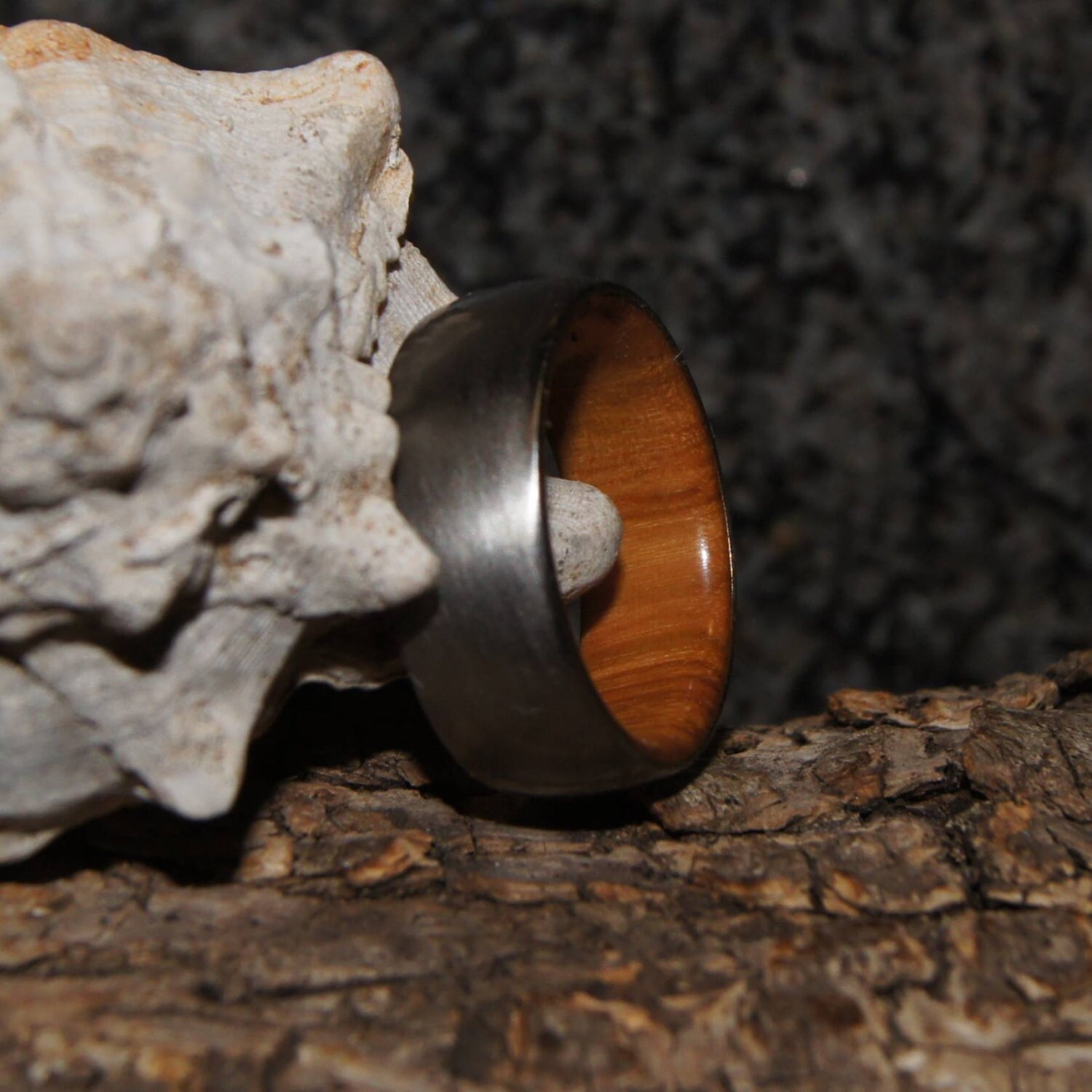 Holzring Größe 8 3/4 - Olivenholz Und Edelstahlring, Innere Holzhülse von OliveWoodJewellery