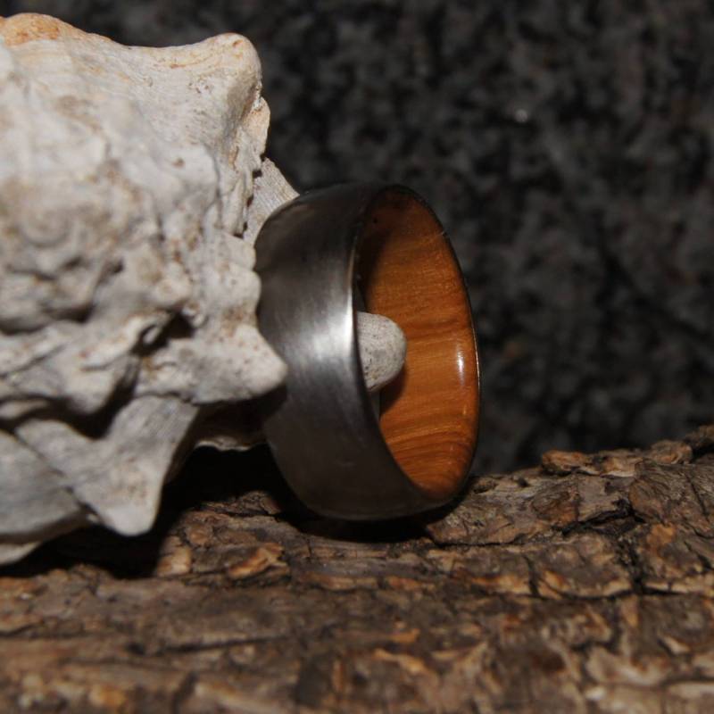 Holzring Größe 8 3/4 - Olivenholz Und Edelstahlring, Innere Holzhülse Holzring Größe 8 3/4 - Olivenholz Und Edelstahlring, Innere Holzhülse von OliveWoodJewellery