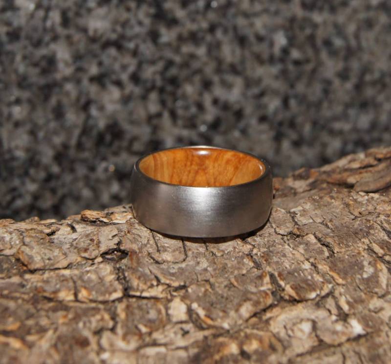 Holzring Größe 8 - Olivenholz Und Edelstahlring, Innen Holzhülse Holzring Größe 8 - Olivenholz Und Edelstahlring, Innen Holzhülse von OliveWoodJewellery
