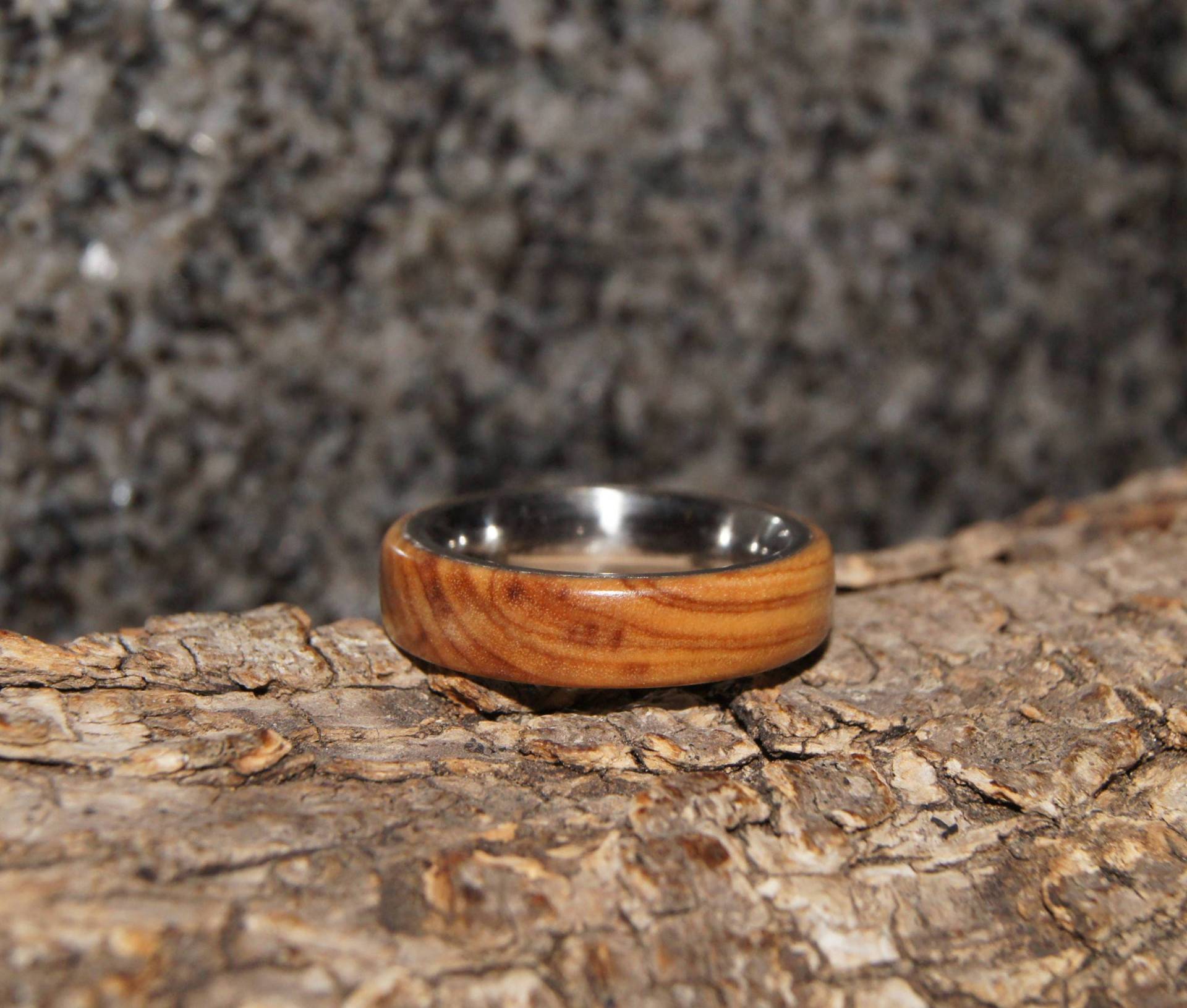 Holzring Größe 9 - Olivenholz Und Edelstahlring, Fertig Konfektioniert Holzring Größe 9 - Olivenholz Und Edelstahlring, Fertig Konfektioniert von OliveWoodJewellery