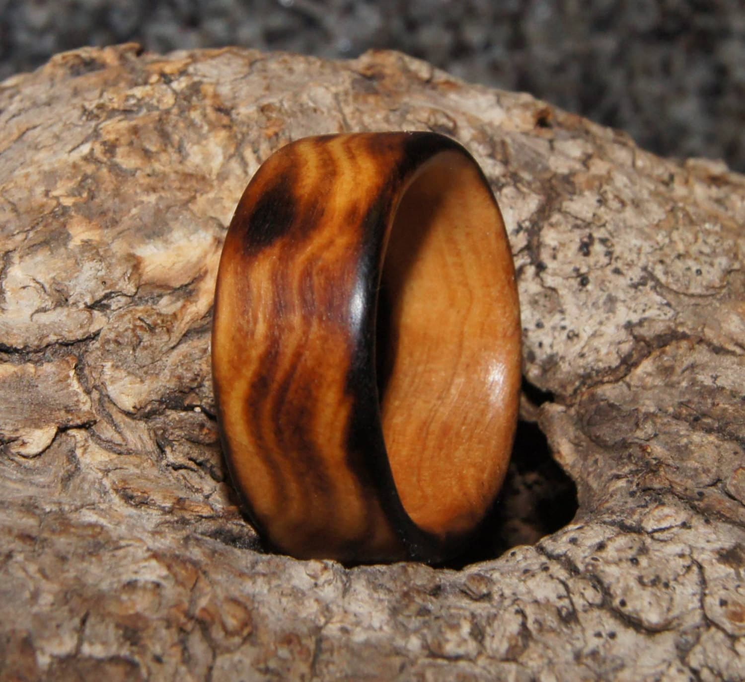 Jeder Ring Aus Olivenholz, Gebrannt Jeder Ring Aus Olivenholz, Gebrannt von OliveWoodJewellery