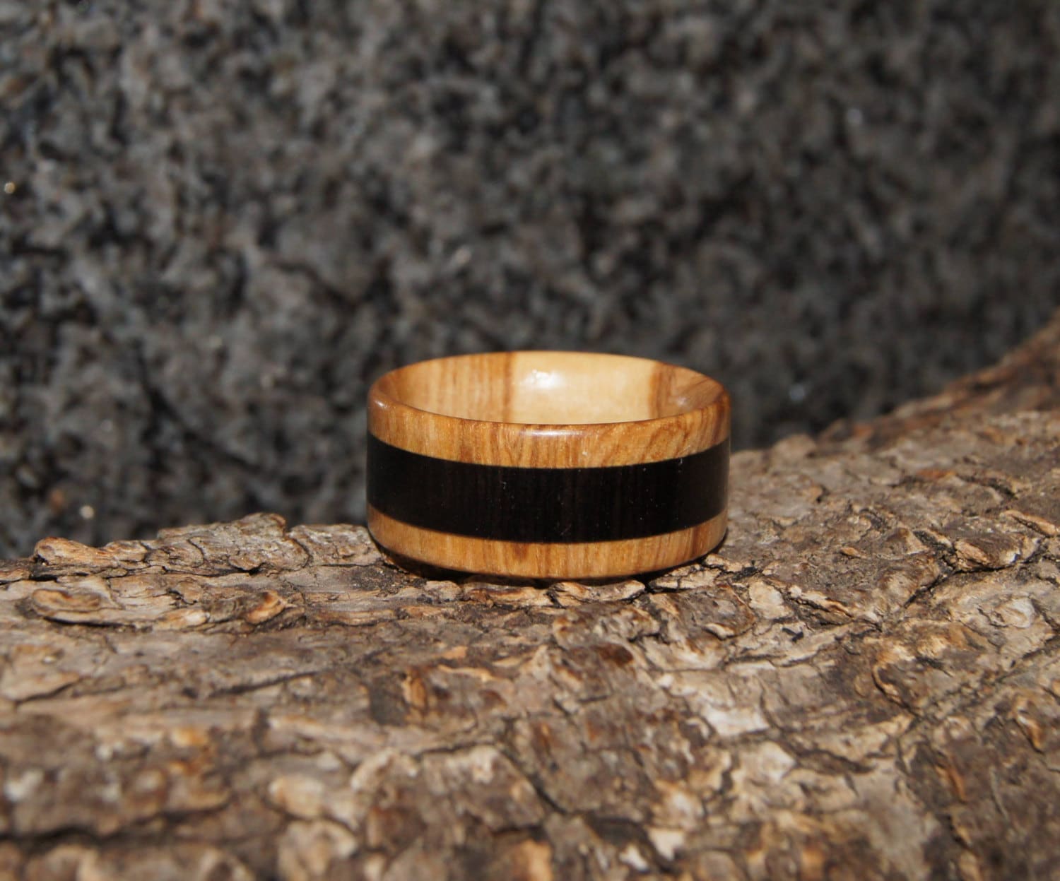 Ring Aus Olivenholz Und Ebenholz Ring Aus Olivenholz Und Ebenholz von OliveWoodJewellery