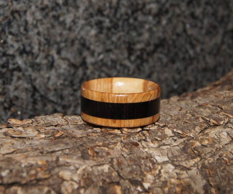 Ring Aus Olivenholz Und Ebenholz Ring Aus Olivenholz Und Ebenholz von OliveWoodJewellery