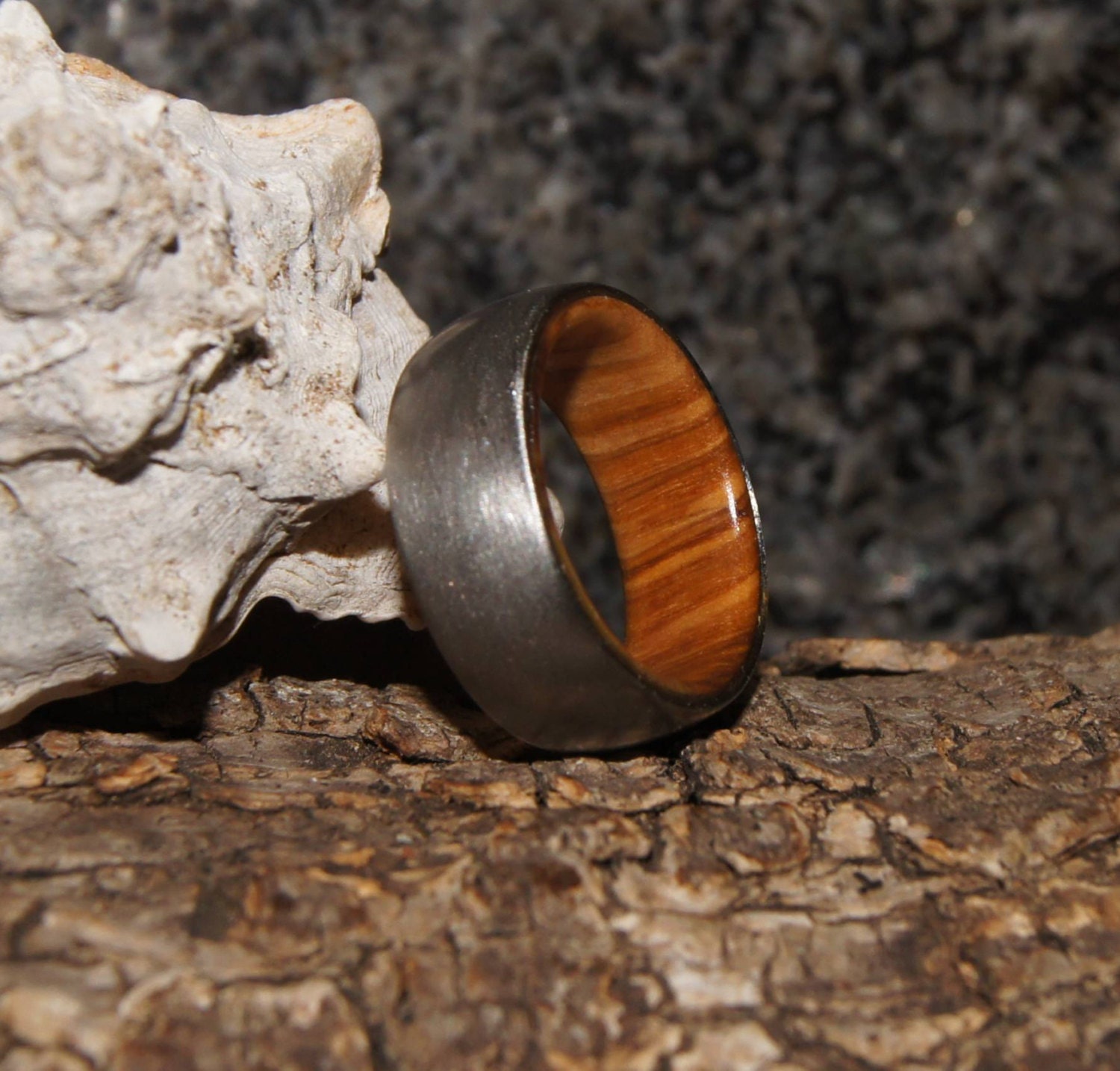 Ring Aus Olivenholz Und Edelstahl, Innen Holzhülse Ring Aus Olivenholz Und Edelstahl, Innen Holzhülse von OliveWoodJewellery
