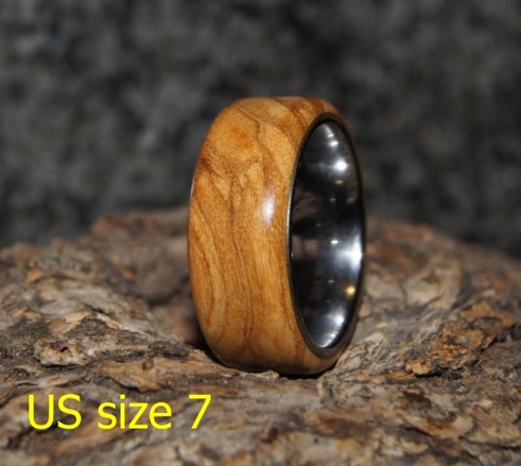 Ring Aus Olivenholz Und Wolfram, Verschiedene Größen Ring Aus Olivenholz Und Wolfram, Verschiedene Größen von OliveWoodJewellery