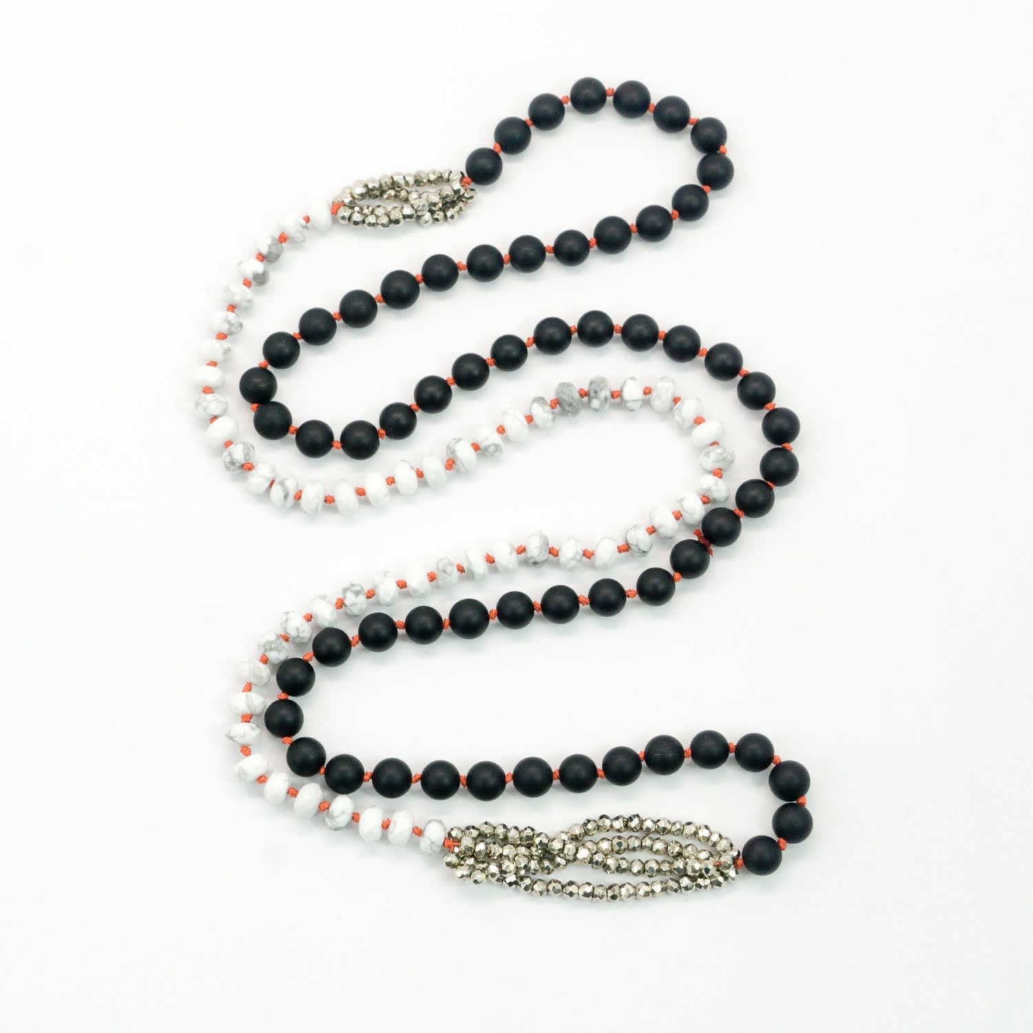 Handknotted Schwarz Achat Halskette - Weiß Howlite Pyrit Edelstein Lange Statement von OliverRafCollection