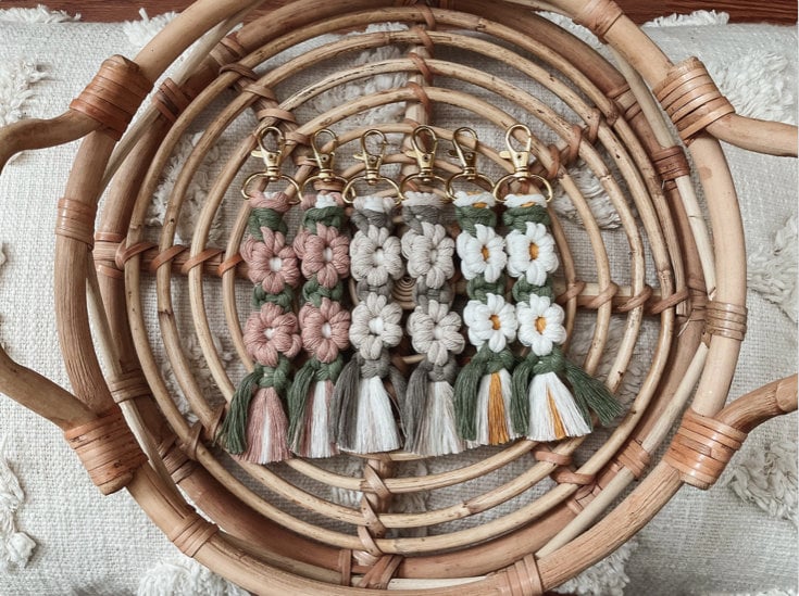 Armband Schlüsselanhänger/Gänseblümchen Makramee Geschenk Für Lehrer Stocking Stuffer von OlivetCo