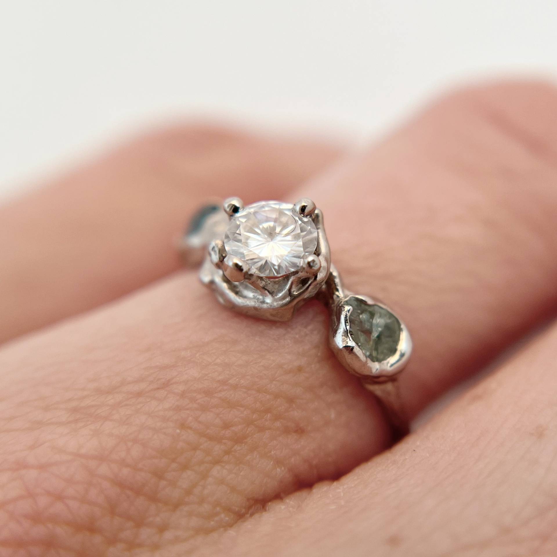 Demi Neapel Moissanite & Montana Saphir Trio Ring | Diamant Alternative Ehering, Handgemachte Natur Inspiriert Verlobungsring von OliviaEwingJewelry