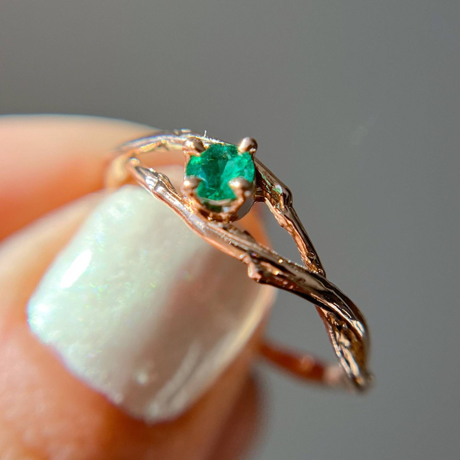 Petite Unity Smaragd Solitär Ring | Kleiner Bunter Natur Ring, Bio Edelstein Erde Inspirierter Ehering, Mai Birthstone von OliviaEwingJewelry