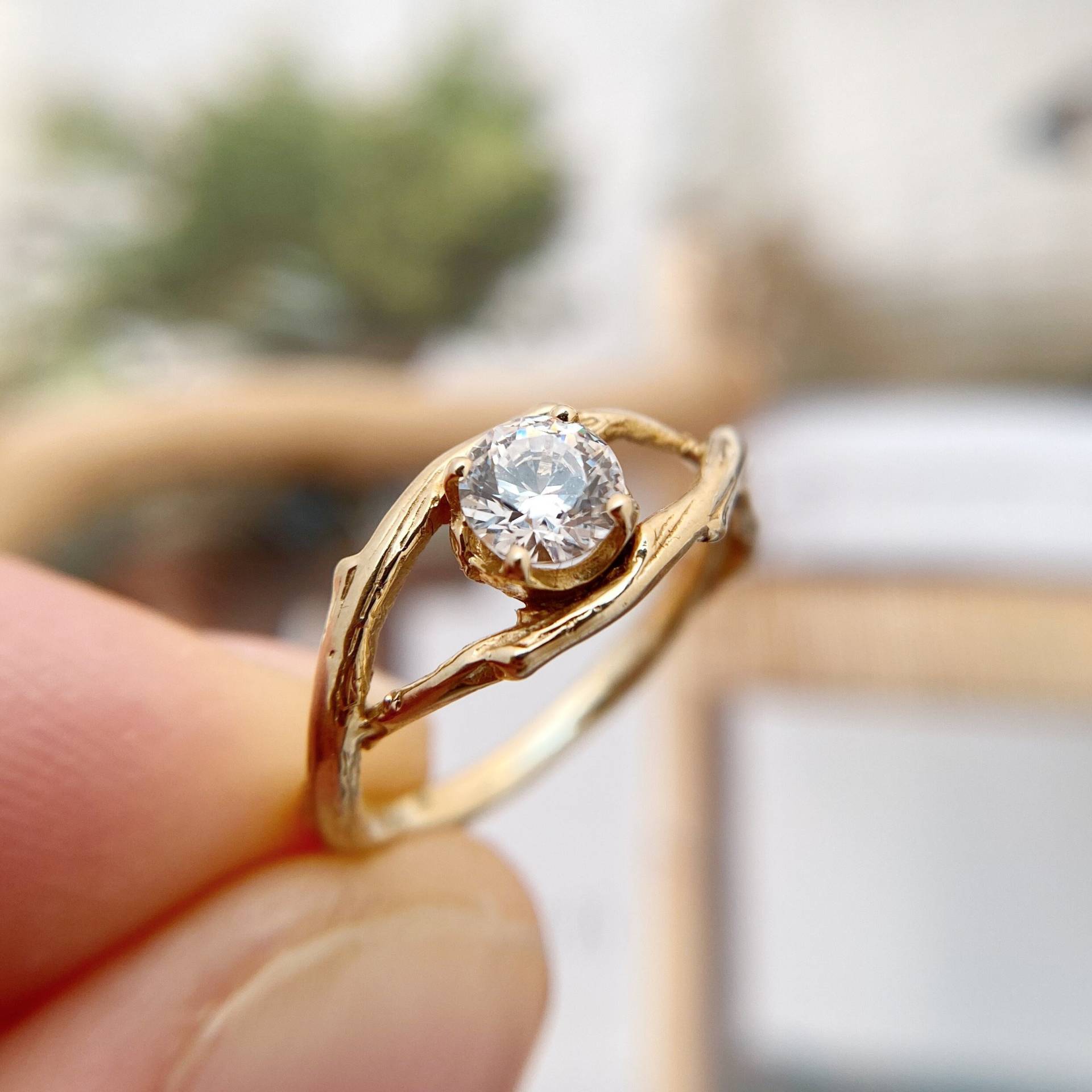 Unity Moissanite Solitär Ring | Organic Nature Inspiriert Diamant Alternative Ring, Forever One Erdiger Boho Verlobungsring von OliviaEwingJewelry