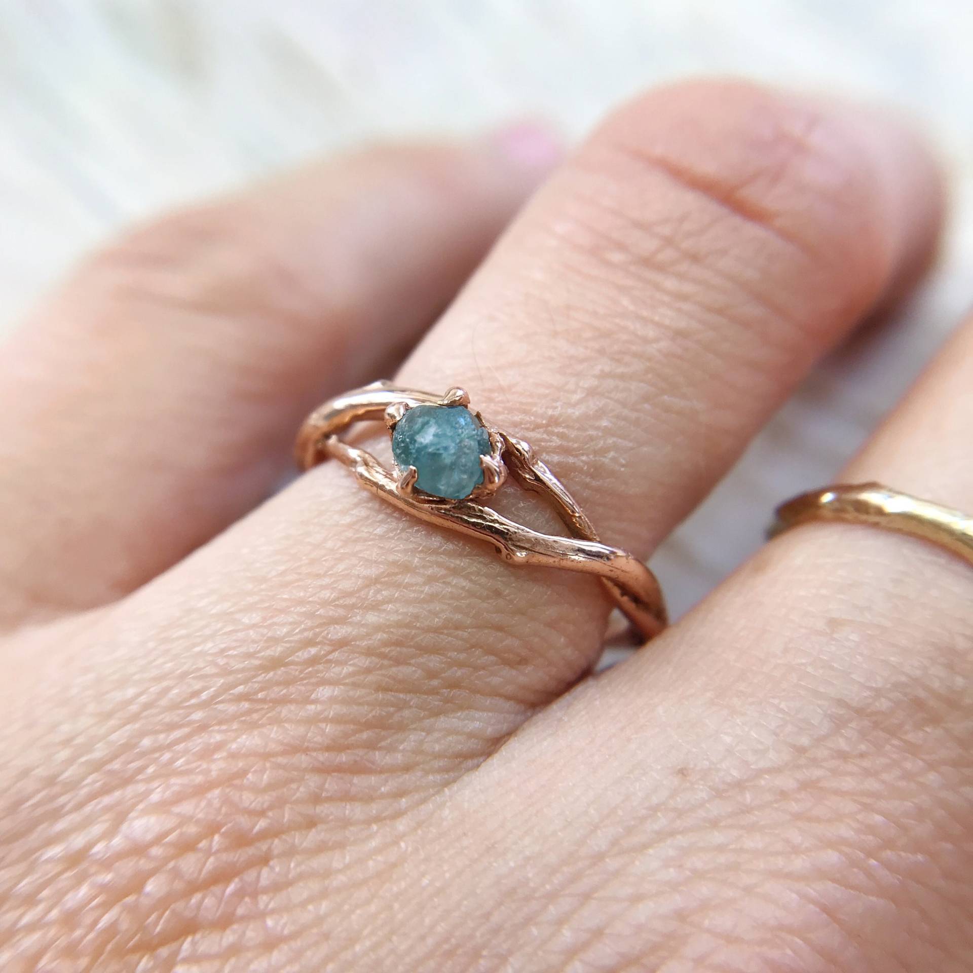 Petite Unity Montana Saphir Solitär Ring | Handgefertigter Ungeschliffener Edelstein Ring, Bio Natur Inspirierter Boho von OliviaEwingJewelry