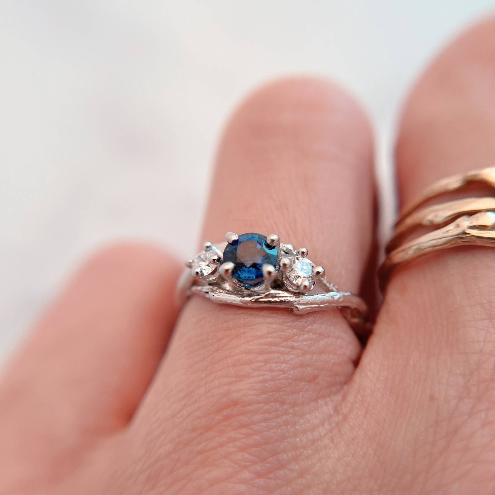 Unity Saphir Drei Stein Ring | Royal Blau Edelstein Natur Ring, Boho Fantasy Inspiriert Ehering, Lebendiger Ehering von OliviaEwingJewelry