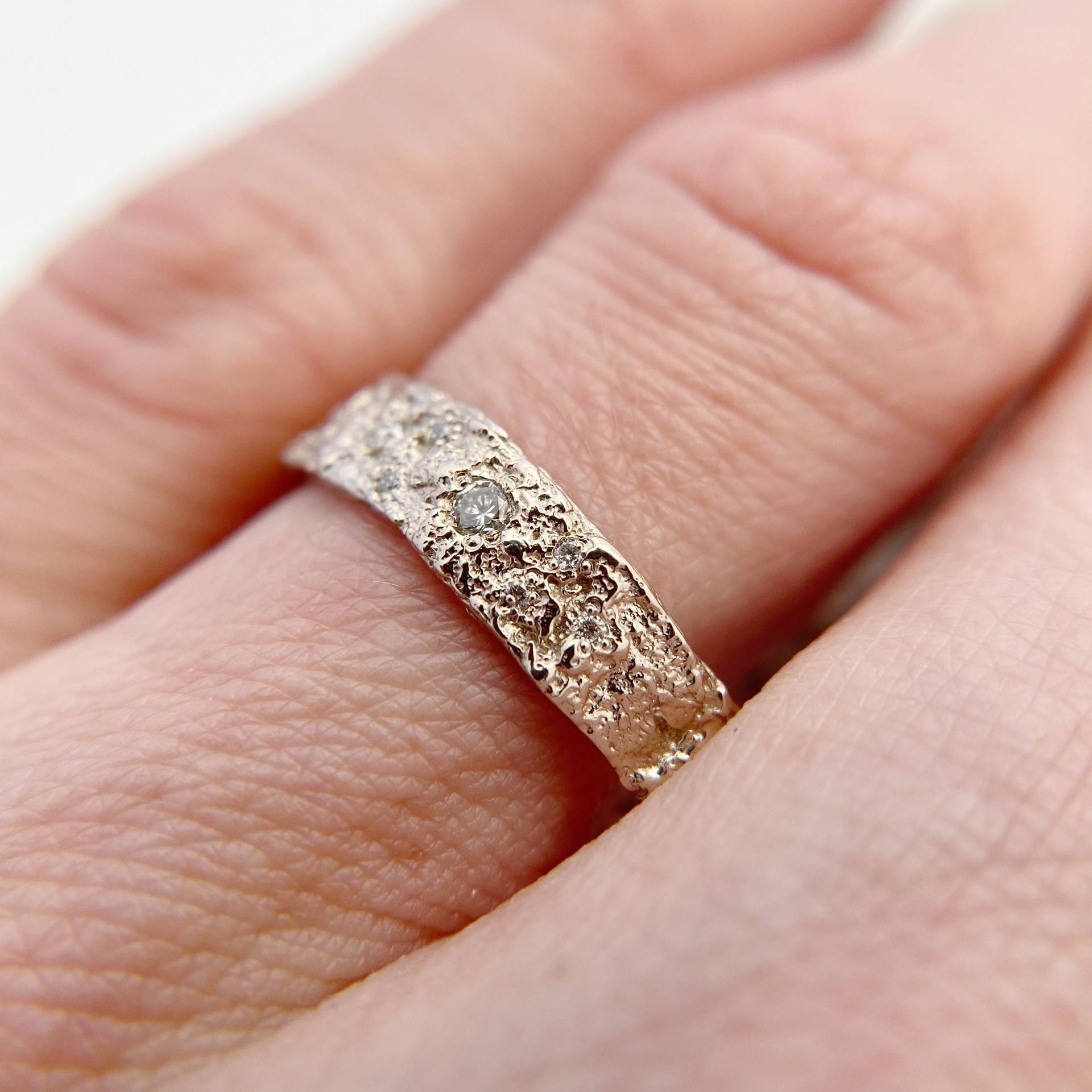 Weinberg Diamant Ehering | Handgemachter Natur Inspirierter Ehering, Einzigartiger Bark Ring, Großer Erde von OliviaEwingJewelry