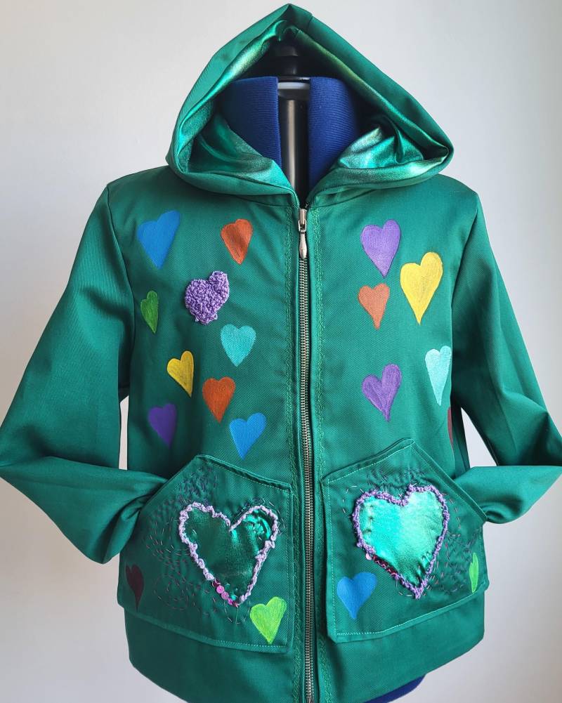Handgefertigt, Kapuzenjacke Mit Reißverschluss, Herzmustern Handbemalt Und Handbestickt, Oliviafloradesign von OliviaFloraDesign