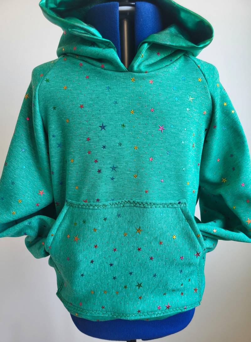 Handgefertigt, Kapuzensweatshirt Aus Baumwolle, Mit Buntem Sternenmuster Und Kanguru-Tasche, Oliviafloradesign Handgefertigt, Kapuzensweatshirt Aus Baumwolle, Mit Buntem Sternenmuster Und Kanguru-Tasche, Oliviafloradesign von OliviaFloraDesign