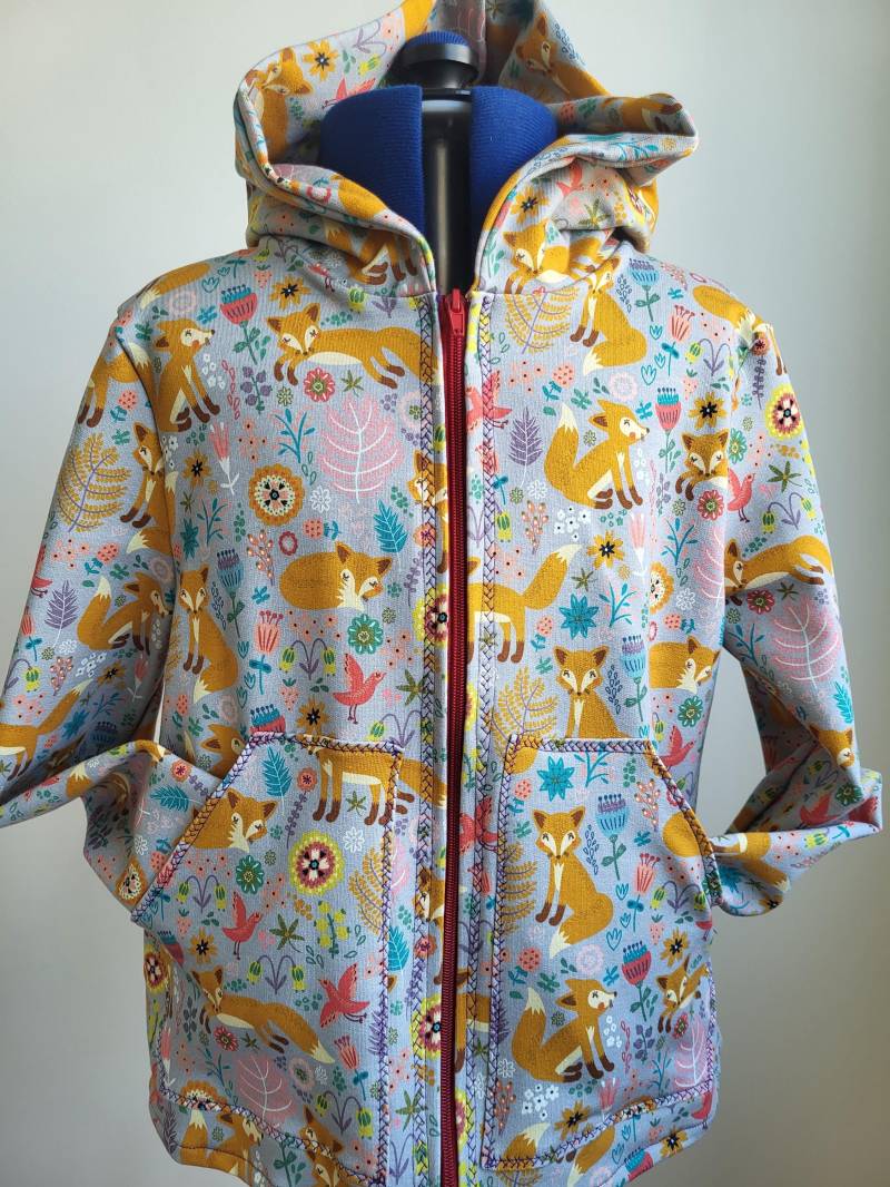 Handgefertigt, Kapuzensweatshirt Mit Reißverschluss, Aus Baumwolle, Farbenfrohen Tier - Und Blumenmustern, Oliviafloradesign Handgefertigt, Kapuzensweatshirt Mit Reißverschluss, Aus Baumwolle, Farbenfrohen Tier - Und Blumenmustern, Oliviafloradesign von OliviaFloraDesign