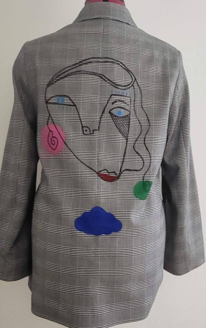 Handgefertigt, Karierter Damenblazer, Handbemalt Mit Abstrakten Kunstmotiv, Oliviafloradesign Handgefertigt, Karierter Damenblazer, Handbemalt Mit Abstrakten Kunstmotiv, Oliviafloradesign von OliviaFloraDesign