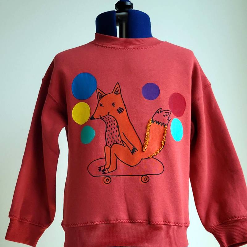 Handgefertigt, Rotes Sweatshirt, Mit Fuchsmuster, Handbemalt Und Siebbedruckt, Oliviafloradesign Handgefertigt, Rotes Sweatshirt, Mit Fuchsmuster, Handbemalt Und Siebbedruckt, Oliviafloradesign von OliviaFloraDesign