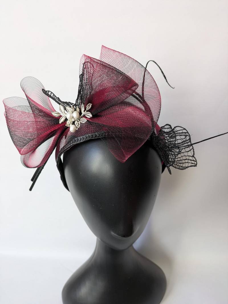 Burgunderrot Und Schwarze Schleife Fascinator Burgunderrot Und Schwarze Schleife Fascinator von OliviaHeadwear