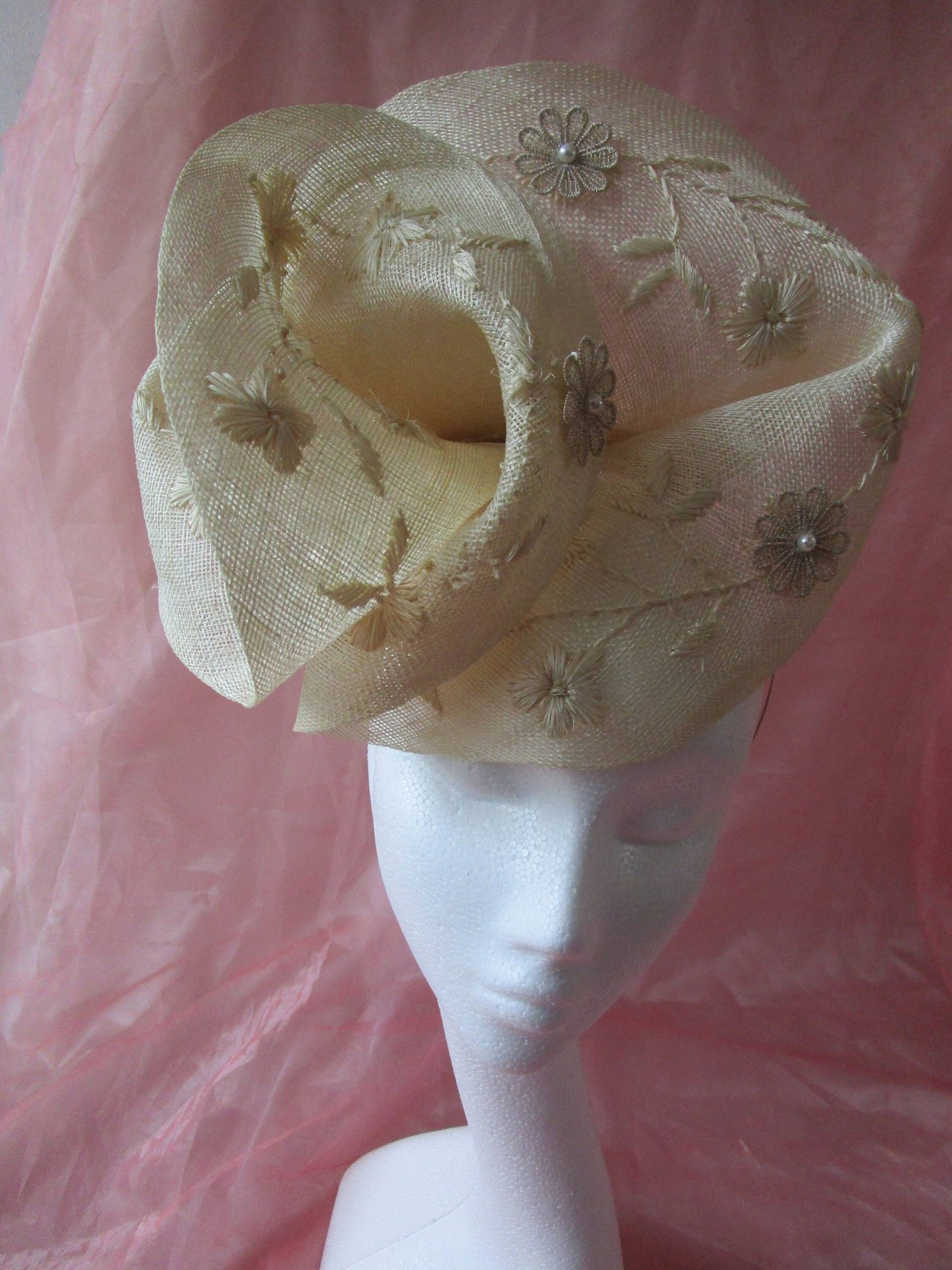 Natürlicher Sinamay Fascinator Mit Stickerei Natürlicher Sinamay Fascinator Mit Stickerei von OliviaHeadwear