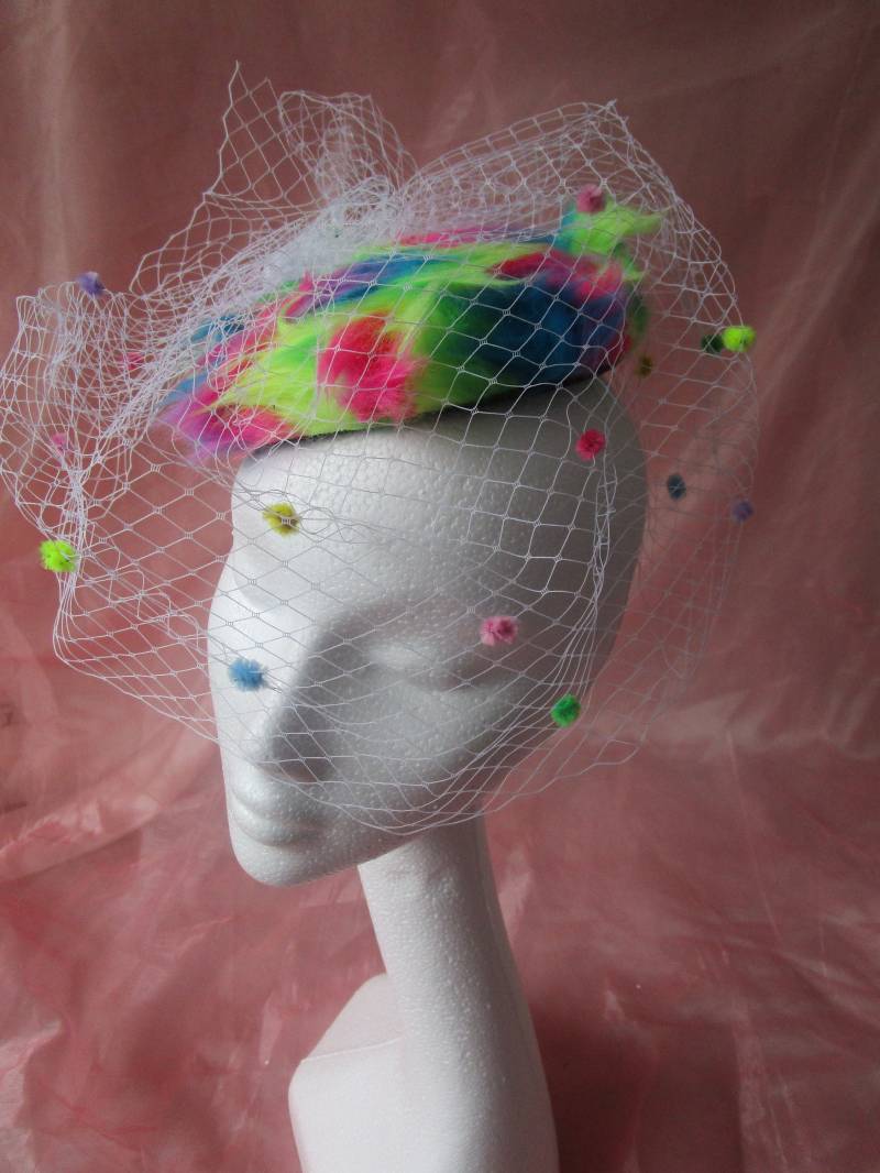 Rainbow Faux Pelz-Fulzer-Kümmler Kopfteil Aus Neonfarben Mit Schleier Rainbow Faux Pelz-Fulzer-Kümmler Kopfteil Aus Neonfarben Mit Schleier von OliviaHeadwear