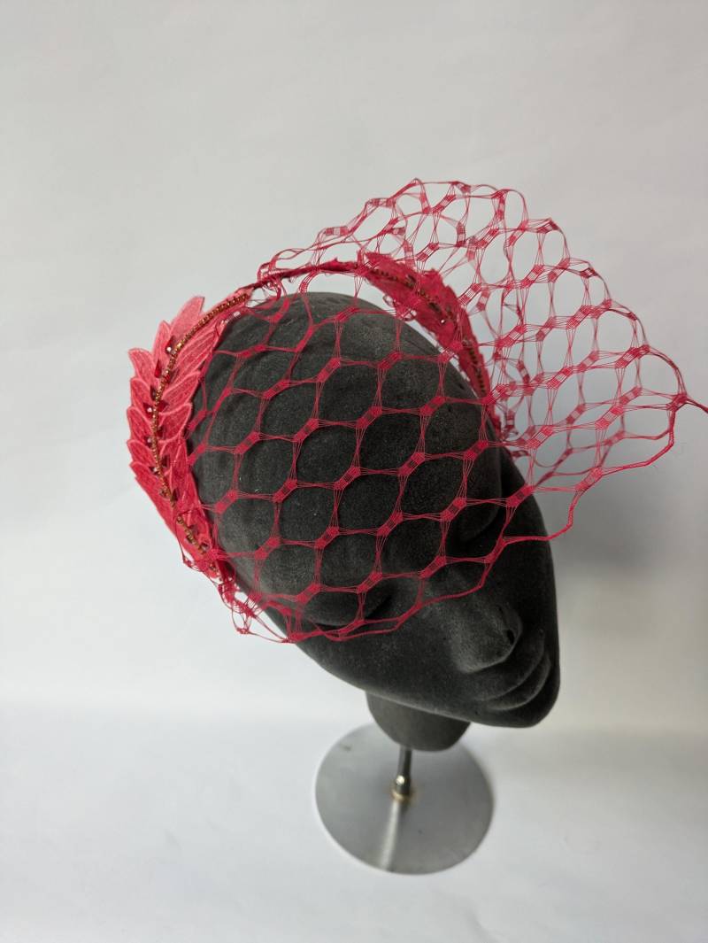 Roter Blatt-Fascinator Mit Netzstoff Roter Blatt-Fascinator Mit Netzstoff von OliviaHeadwear