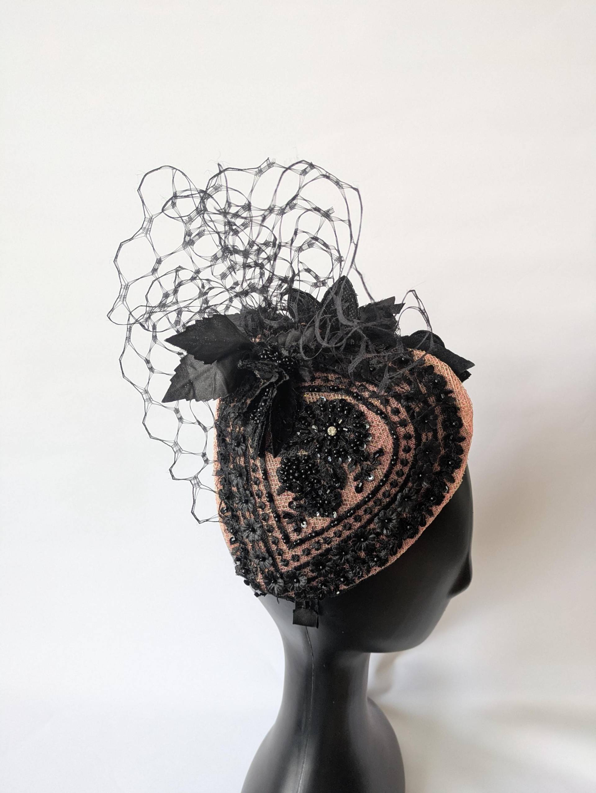Schwarz Und Rosa Herz Sinamay Vintage Hut Hochzeit | Royal Ascot Epsom Derby Schwarz Und Rosa Herz Sinamay Vintage Hut Hochzeit | Royal Ascot Epsom Derby von OliviaHeadwear