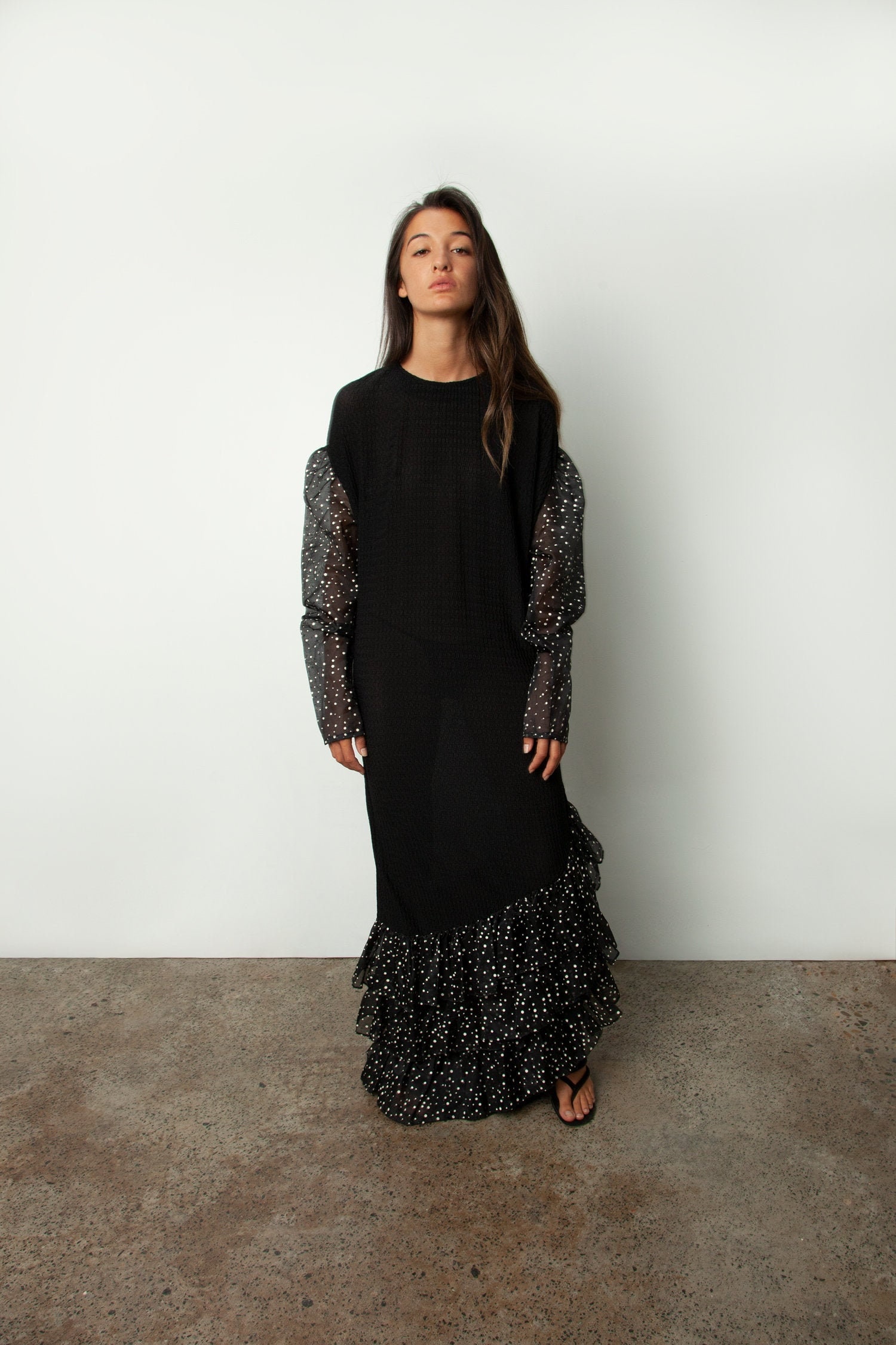 Langes Crinklekleid Mit Schwarz-Weiß Gepunktetem Rüschensaum Und Gerafften Ärmeln Langes Crinklekleid Mit Schwarz-Weiß Gepunktetem Rüschensaum Und Gerafften Ärmeln von OliviaLilaLahood