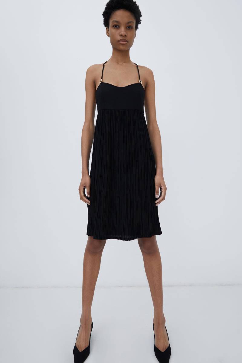Vintage 90S Plissee Kleines Schwarzes Kleid Mit Camilo Trägern Und Goldfarbener Hardware Babydoll-Verkleidung von OliviaLilaLahood