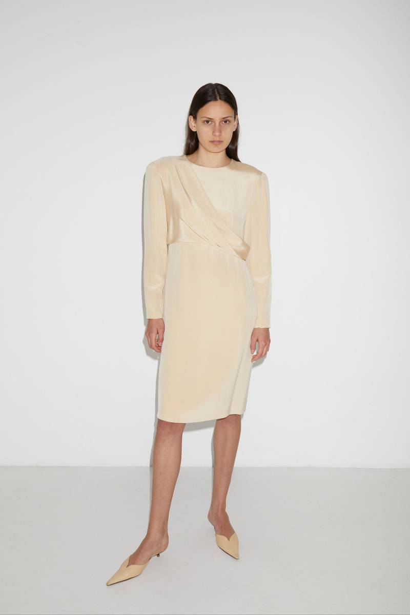 Vintage Bill Glass Buttergelb/Beige Drapiertes Kleid Durch Die Vorder-Und Rückseite Mit Langen Ärmeln von OliviaLilaLahood