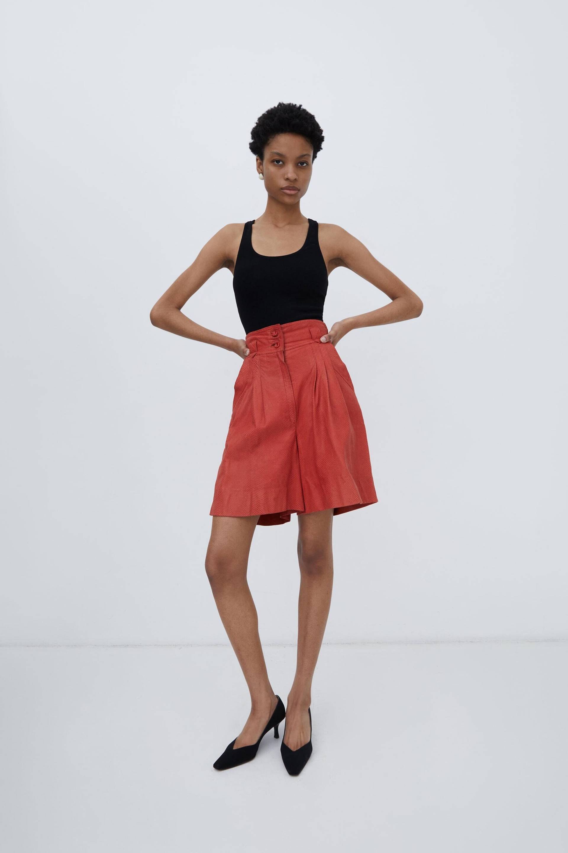 Vintage Rot Orange Hoch Taillierte Ledershorts Mit Taschen Und Eine Falten Ausgestellte Silhouette Vintage Rot Orange Hoch Taillierte Ledershorts Mit Taschen Und Eine Falten Ausgestellte Silhouette von OliviaLilaLahood
