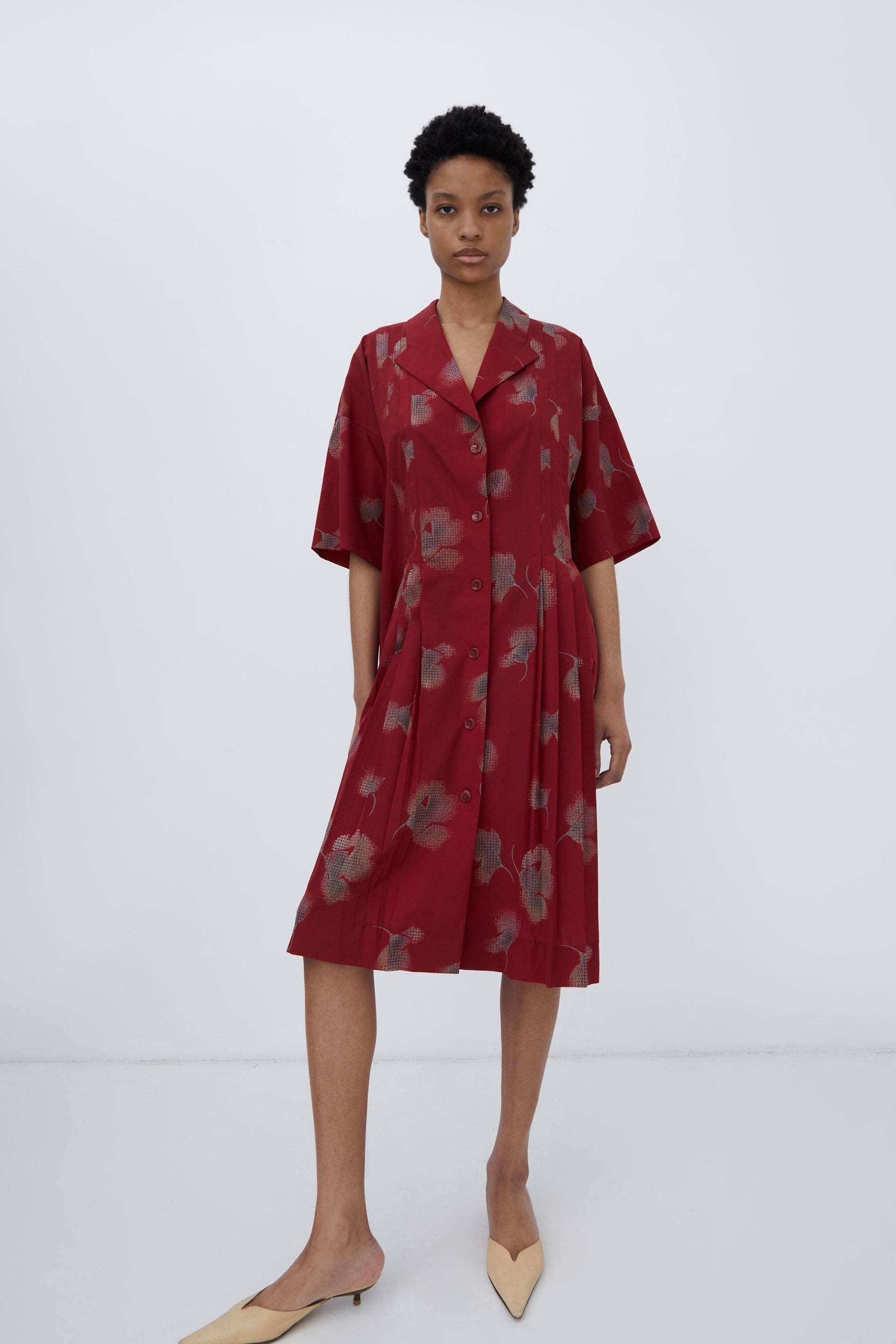 Vintage Rot Und Multi Shirt Kleid Gemustert Mit Blumen. Pin Versteckt Plissiert Durch Das Mieder Losen Übergroßen Sillhouette Vintage Rot Und Multi Shirt Kleid Gemustert Mit Blumen. Pin Versteckt Plissiert Durch Das Mieder Losen Übergroßen Sillhouette von OliviaLilaLahood