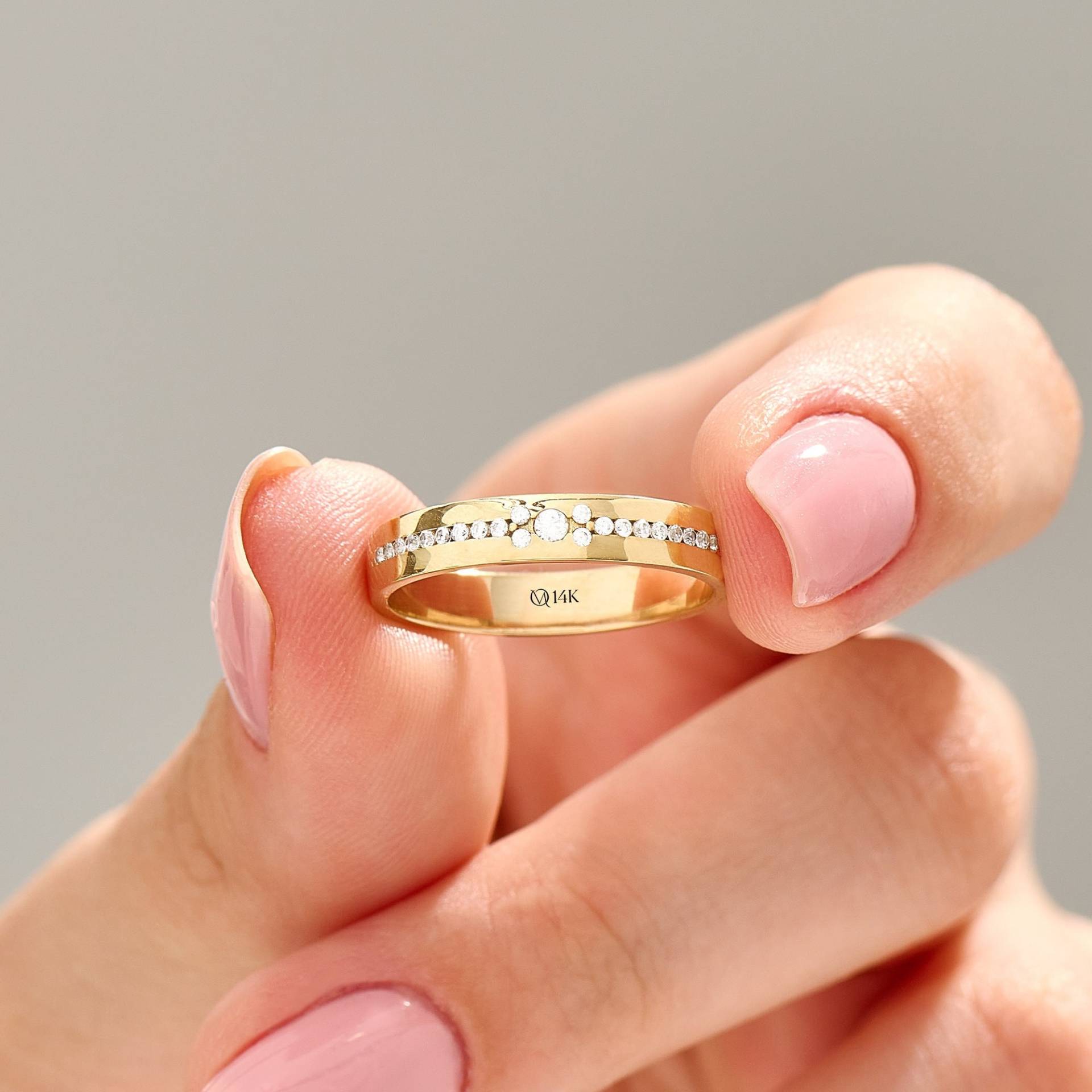 Moissanite Ehering, Massiver Goldring Für Frauen, Flacher Ersatzring Jubiläum, Modernes Moissanite Ehering, Massiver Goldring Für Frauen, Flacher Ersatzring Jubiläum, Modernes von OliviaMooreJewelry