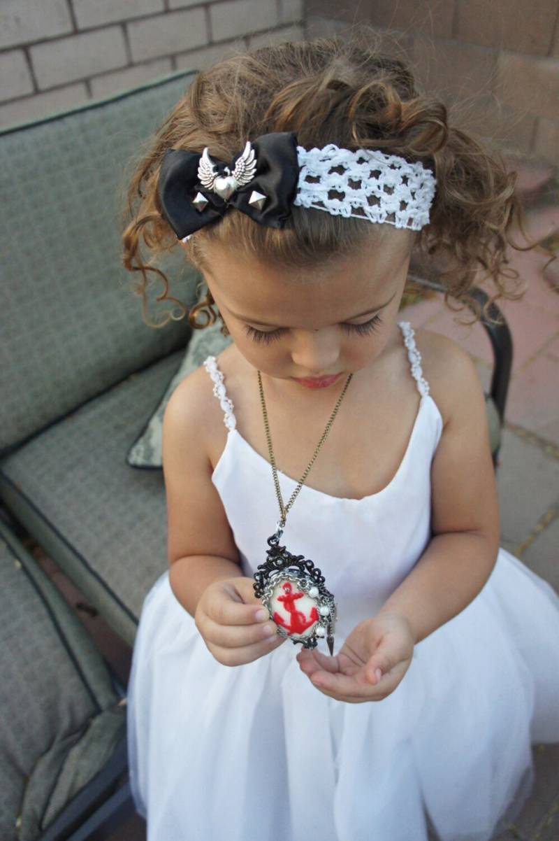 Olivia Paige -Pin Up Baby Mädchen Puppe Satinschleife Silber Herz Pyramiden Haarband von OliviaPaigeClothing