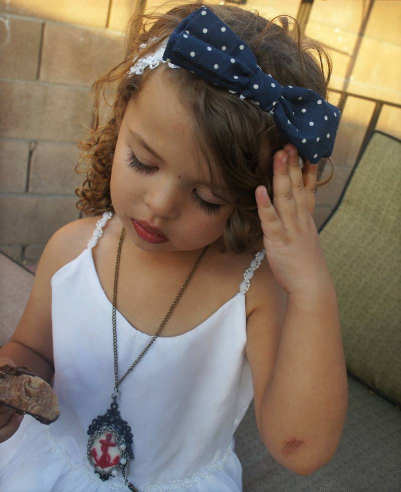 Olivia Paige - Pin Up Baby Mädchen Sailor Navy Tupfenschleife Stirnband von OliviaPaigeClothing