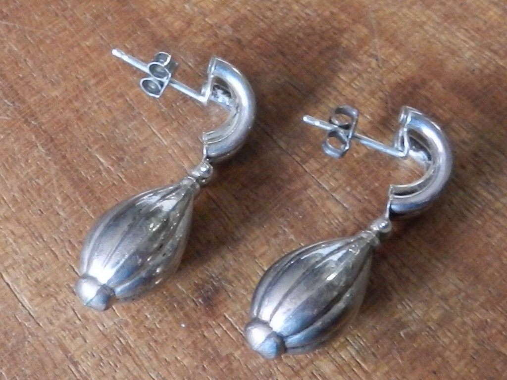 Große Tropfenförmige Ohrringe Aus Sterlingsilber Große Tropfenförmige Ohrringe Aus Sterlingsilber von OliviaSueVintage