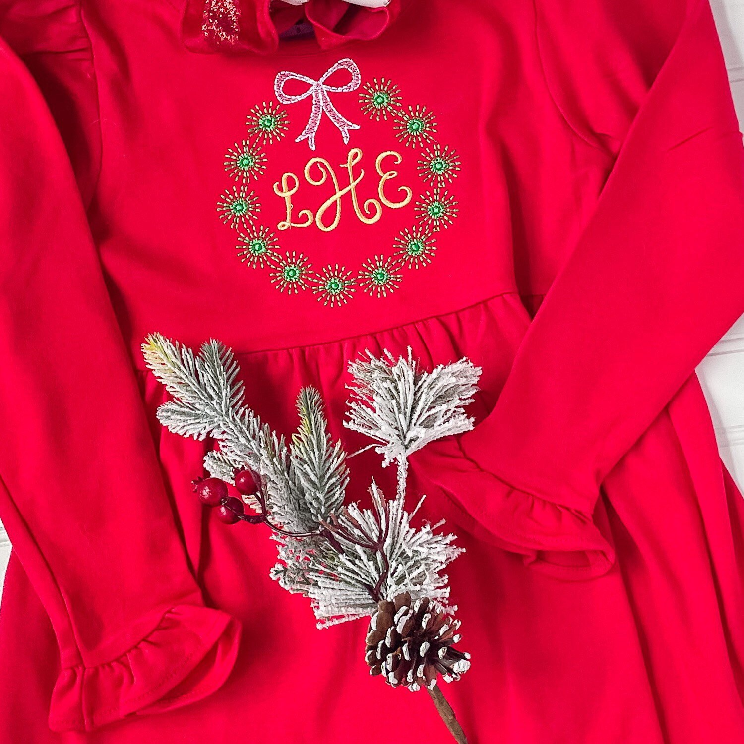 Mädchen-Monogramm-Weihnachtskleid, Personalisiertes Kleid, Winter-Weißes Santa-Besuch-Kleid, Weihnachtsfeier-Kleid von OliviaTateApplique