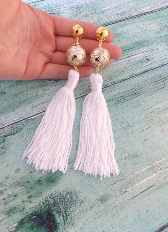 Faux Perle Gold Und Weiße Quaste Clip-On Tropfen Ohrringe von Oliviadivine