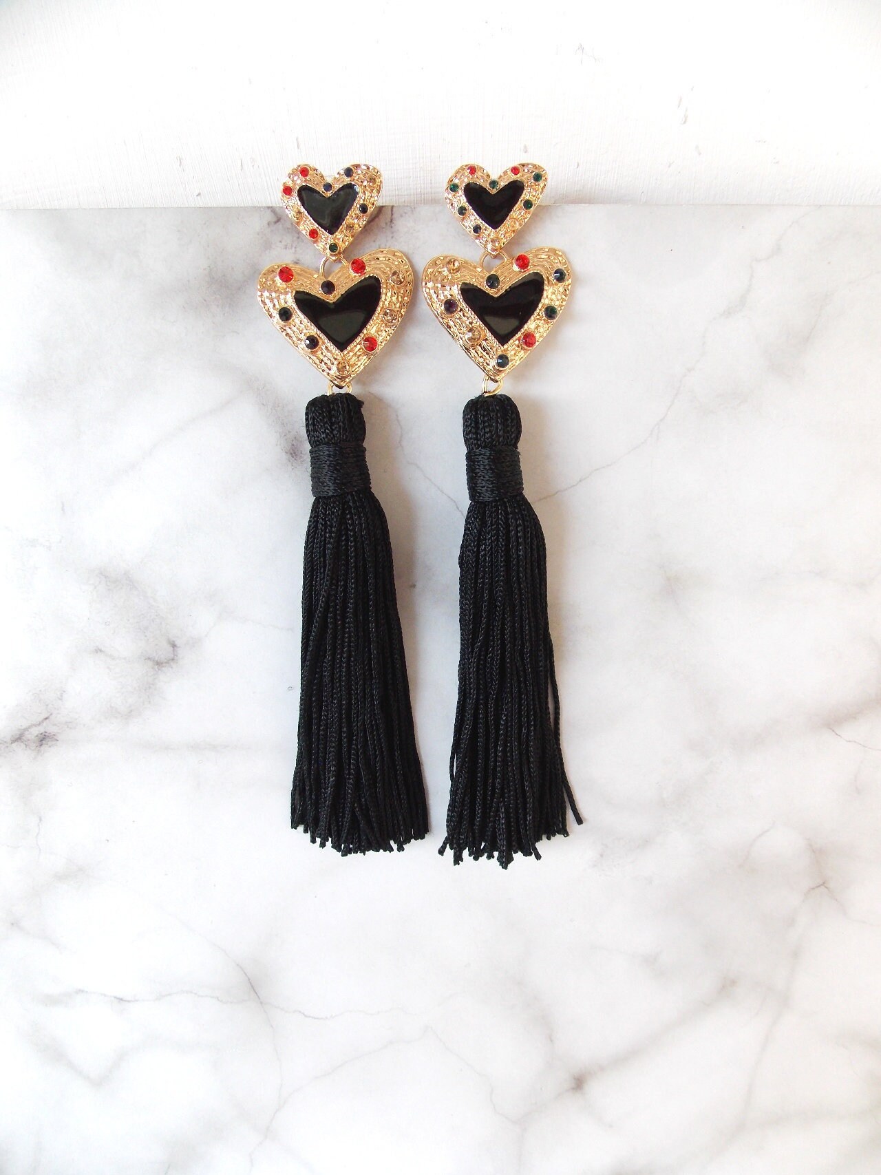 Gold Herz Und Schwarze Quaste Statement Ohrringe Gold Herz Und Schwarze Quaste Statement Ohrringe von Oliviadivine