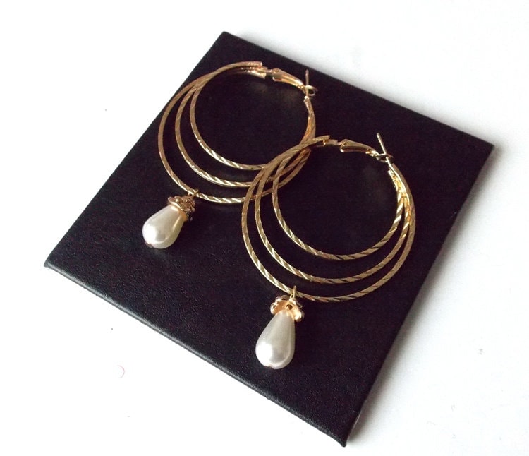 Gold Reifen Und Faux Perle Ohrringe Gold Reifen Und Faux Perle Ohrringe von Oliviadivine