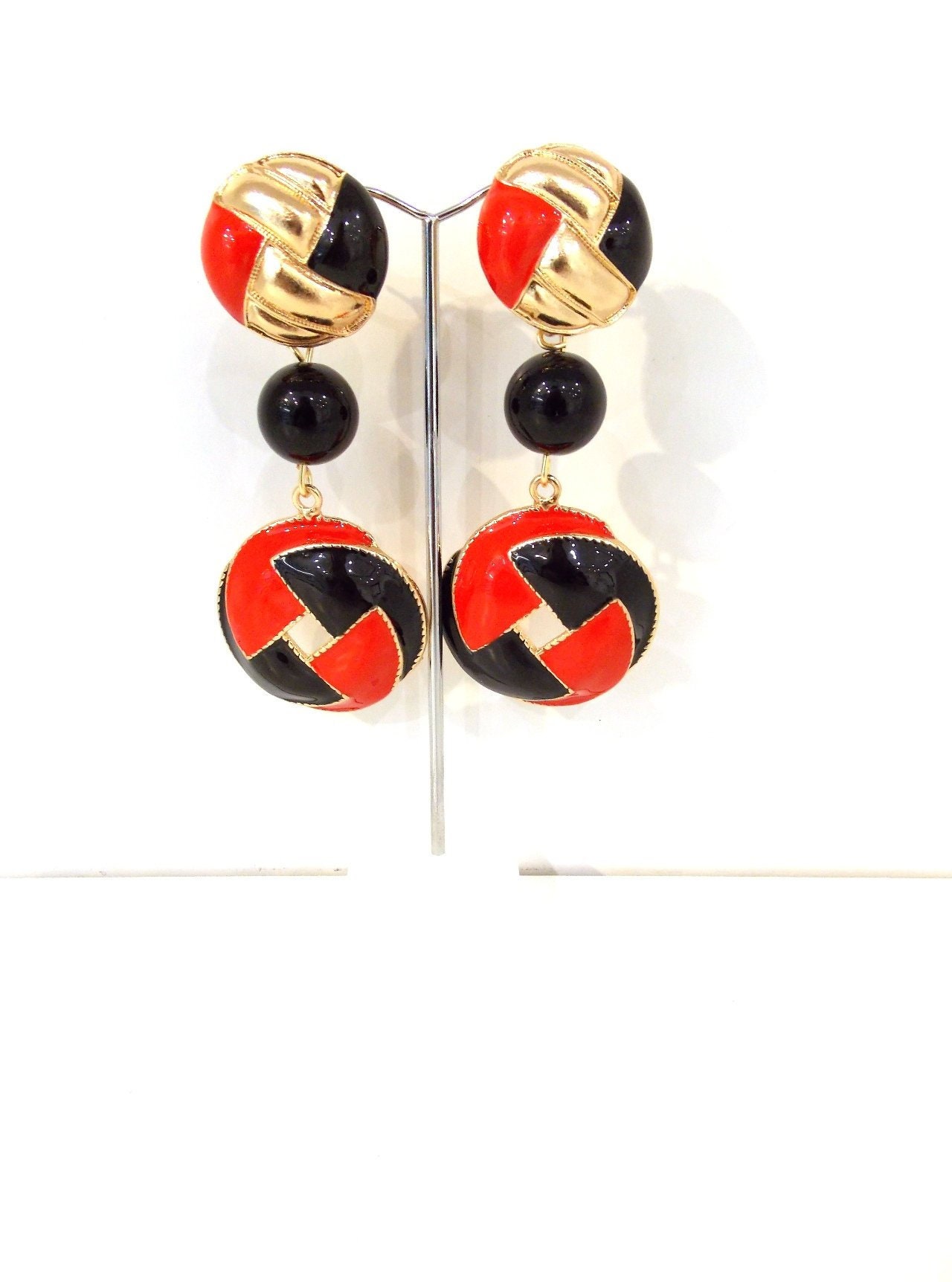 Grobstrick Roten Und Schwarzen Emaille-statement-Ohrringe Grobstrick Roten Und Schwarzen Emaille-statement-Ohrringe von Oliviadivine