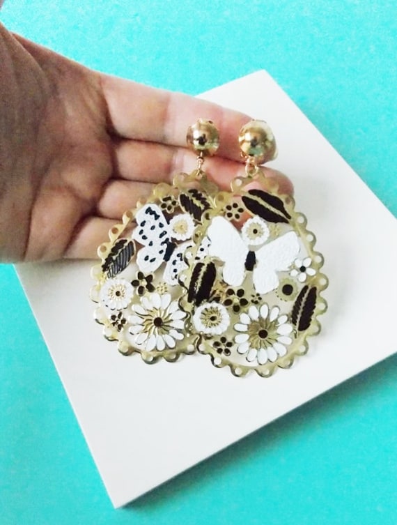 Schwarz Und Weiß Floral Teardrop Clip-On Ohrringe von Oliviadivine