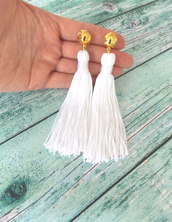 Weiße Quasten Clip-On Statement Ohrringe von Oliviadivine