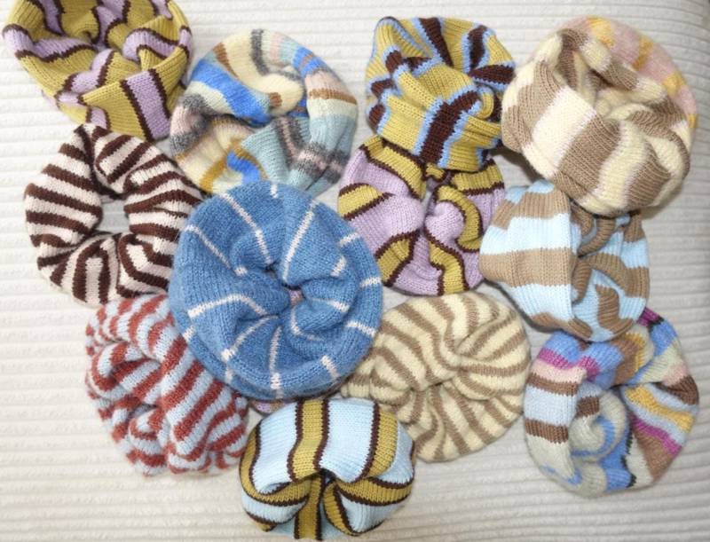 Gestreifte Strick-Scrunchies von Oliviasknitwear