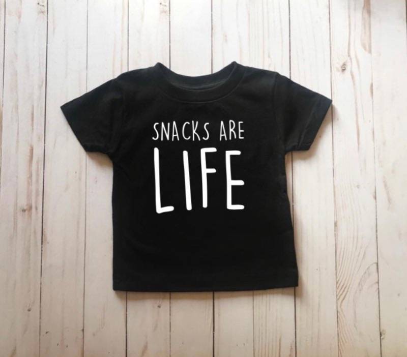 Snacks Sind Leben Kleinkind Shirt | Süße Shirts Für Kinder Lustiges Geschenke Kleinkinder Kindershirt von OlivrAndCo