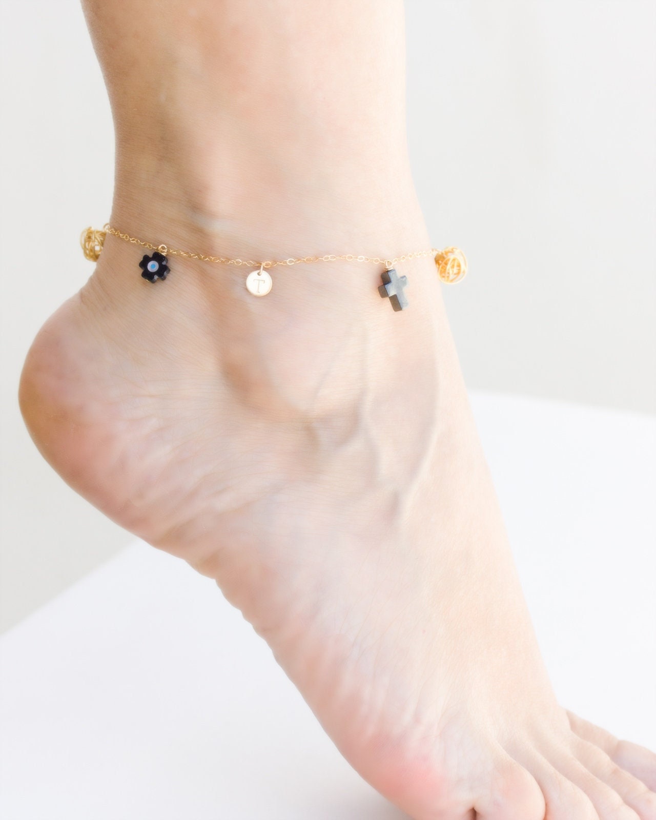 Personalisierte Initial Fußkette, Hämatit Kreuz, Böses Auge, 14K Gold Filled von OlizzJewelry