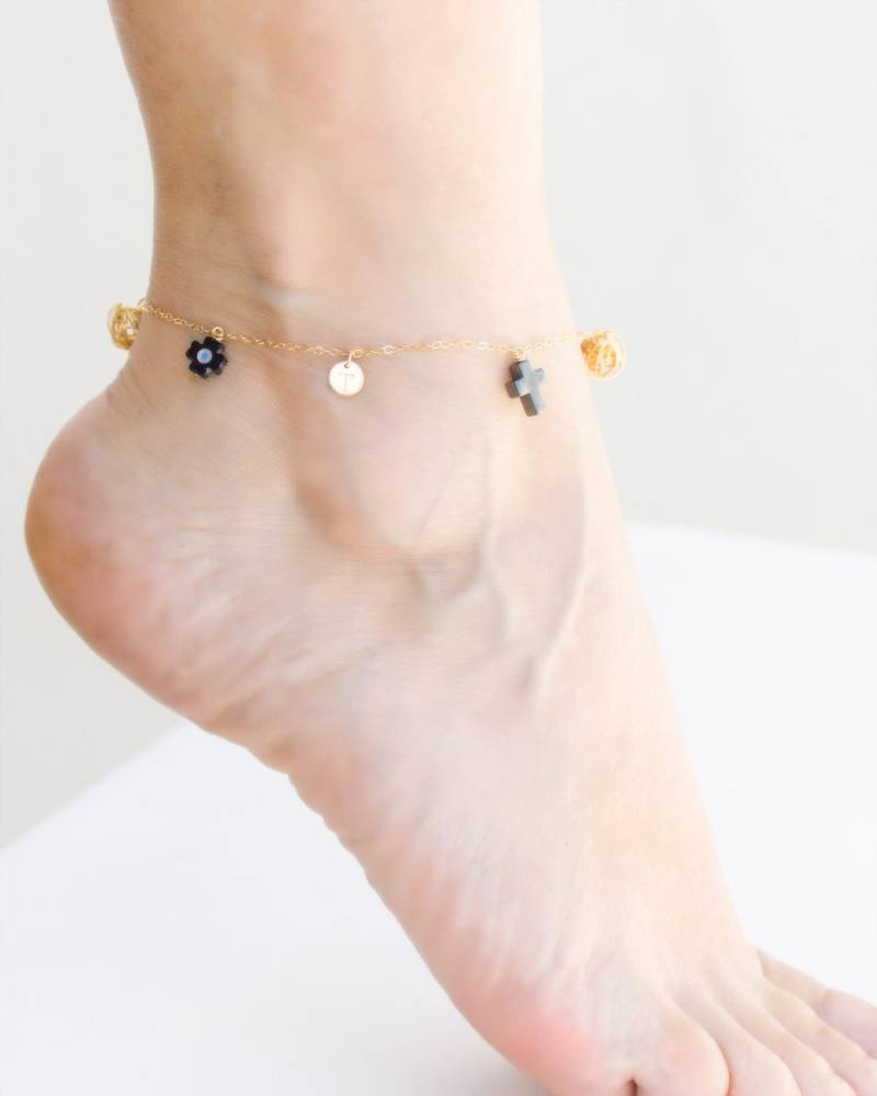 Personalisierte Initial Fußkette, Hämatit Kreuz, Böses Auge, 14K Gold Filled von OlizzJewelry